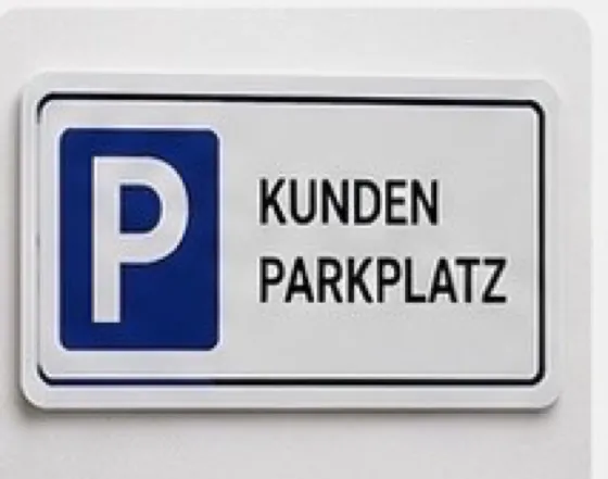Magnetschild mit Parkplatz-Symbol und Beschriftung Kundenparkplatz
