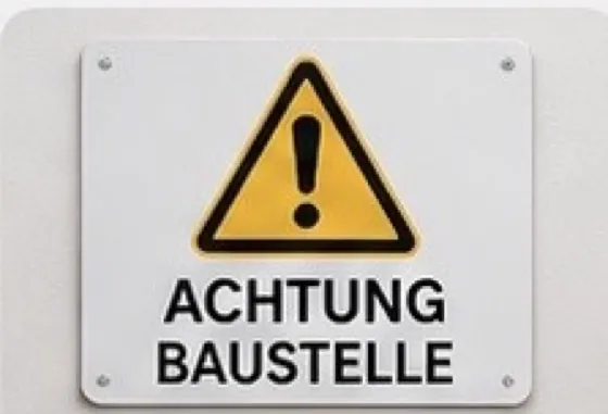 Warnschild mit gelbem Achtung-Dreieck und Beschriftung Achtung Baustelle