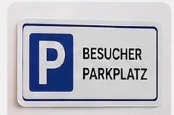 Parkplatzschild mit blauem P-Symbol und Beschriftung Besucherparkplatz