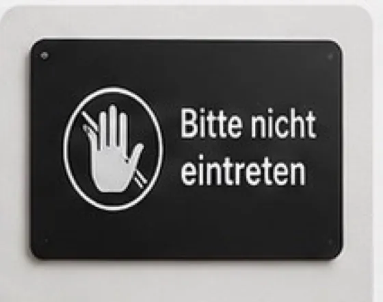Schwarze Hartschaumplatte mit weißem Piktogramm und Hinweistext