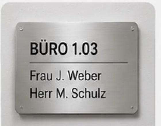 Alu-Dibond-Türschild in Edelstahloptik mit Raumnummer und Namen