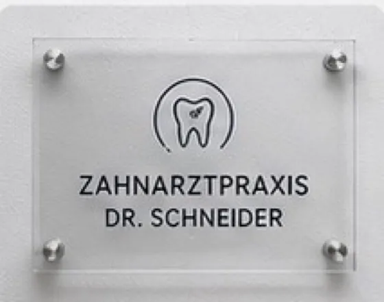 Acrylglas-Schild einer Zahnarztpraxis mit Logo und Abstandshaltern an einer Wand